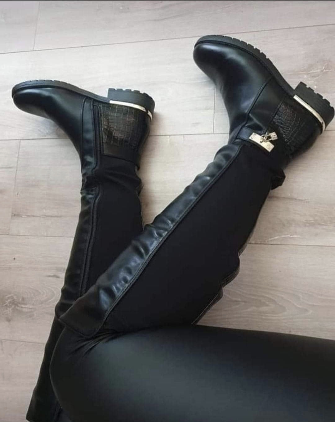 Knee high boots black